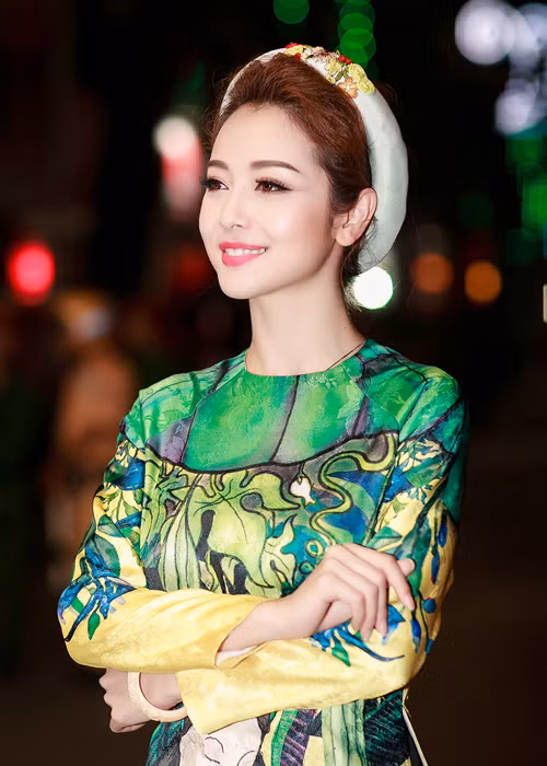 Hiện tại, người đẹp nhận được trên 5 hợp đồng quảng cáo lớn cho các nhãn hàng khác nhau và nhiều lời mời làm MC. 