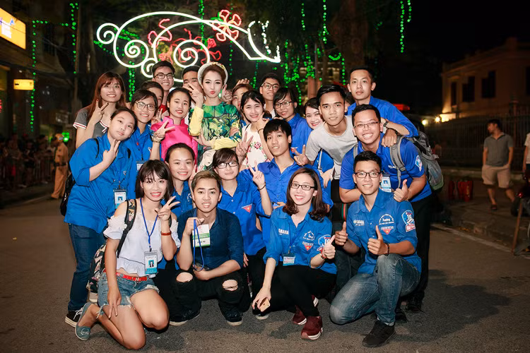 Sự xuất hiện của Jennifer Phạm cũng nhận được sự chú ý của nhiều bạn sinh viên tình nguyện.