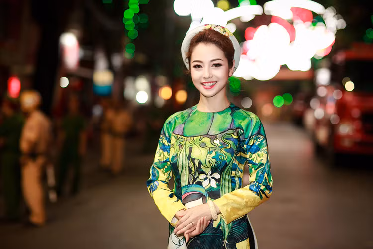 Vừa rời chương trình Bước nhảy Hoàn vũ, Hoa hậu châu Á tại Mỹ 2006 gần như không được nghỉ ngơi khi liên tục chạy show. 