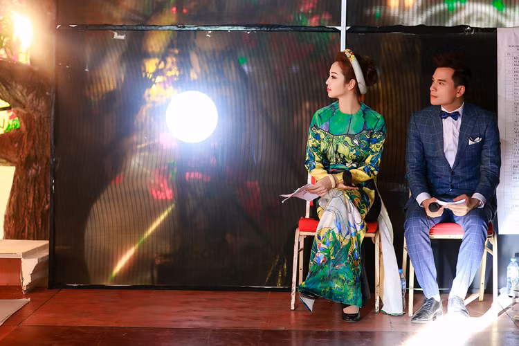 Từng hợp tác nên Jennifer Phạm và Danh Tùng dẫn dắt khá ăn ý cùng nhau. Ở cánh gà, bộ đôi MC vẫn chăm chú theo dõi chương trình. 