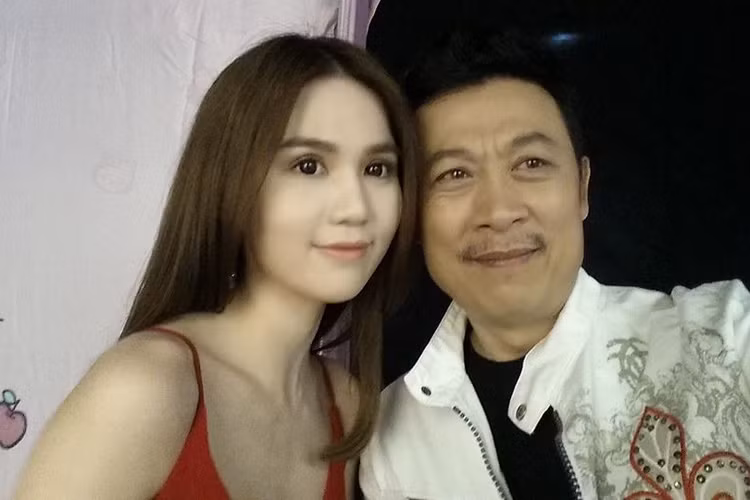 Trang fanpage của nghệ sĩ Vân Sơn cũng từng đăng tải loạt ảnh nam nghệ sĩ bên “nữ hoàng nội y” Ngọc Trinh và Diễm My 9x.