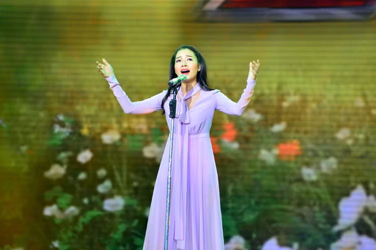 Hoàng Thị Thanh Thảo ghi điểm trước bangiám khảo The X-Factor 2016với giọng hát cao vút qua ca khúc “Tôi thấy hoa vàng trên cỏ xanh”. 