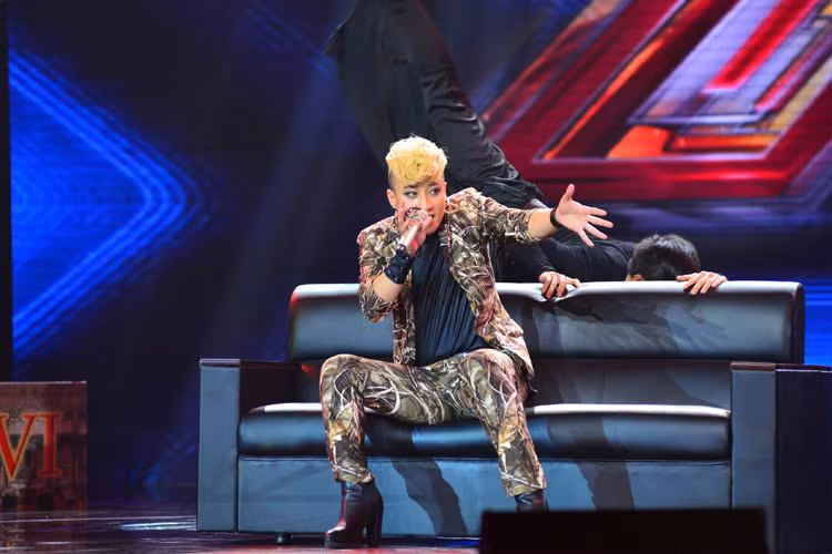 Adam - vũ công đi giày cao gót mang đến đêm thi này ca khúc “Mượn”. Ngoài vũ đạo, anh đã khoe được chất giọng tốt của mình. 