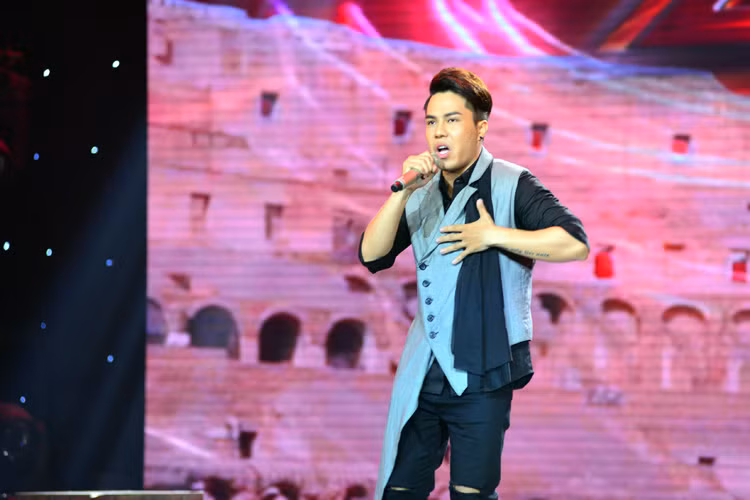 Ở hạng mục nam, Phạm Chí Huy chinh phục trái tim của ban giám khảo với giọng hát văn minh cùng cách thể hiện mang chất RnB hiện đại qua ca khúc “Take me to the church”. 