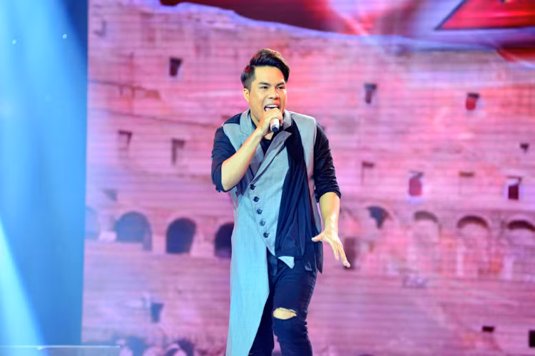 Dương Khắc Linh nhận xét rằng Chí Huy là nhân tố rất đặc biệt còn Thanh Lam chia sẻ, nam thí sinh thể hiện được màu sắc âm nhạc trong đêm thi. Chí Huy được thay thế cho Đặng Nhật Tân. 