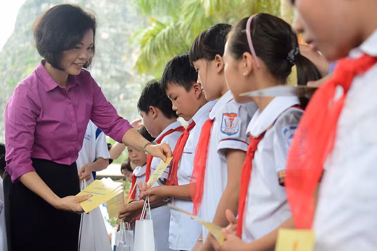 Vinamilk tang sua cho 40.000 tre em ngheo tai 40 tinh-Hinh-3