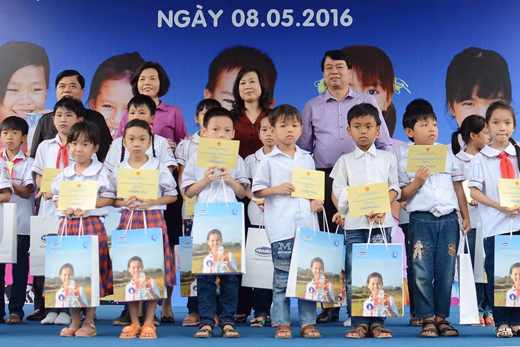 Vinamilk tang sua cho 40.000 tre em ngheo tai 40 tinh-Hinh-4