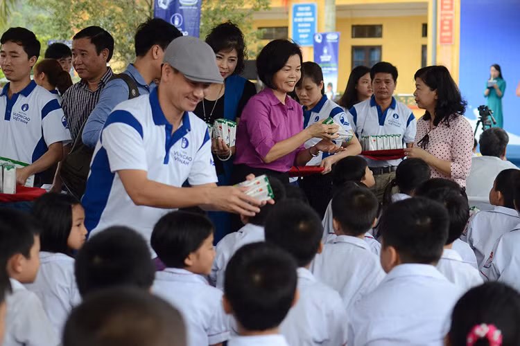 Vinamilk tang sua cho 40.000 tre em ngheo tai 40 tinh-Hinh-5