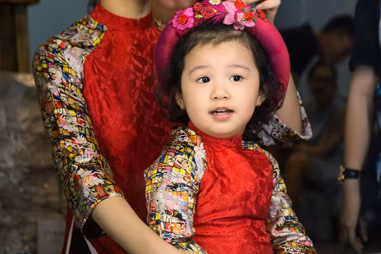 Con gái Jennifer Phạm tỏ ra khá tinh nghịch và bạo dạn ở hậu trường. 