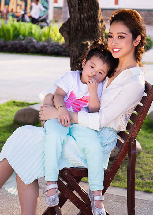 Hoa hậu Jennifer Phạm và con gái diện đồ ton sur ton trong một cảnh quay. 