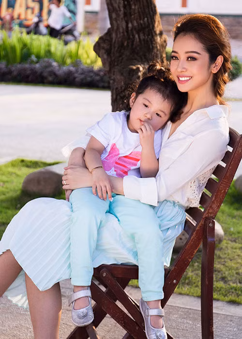 Hoa hậu Jennifer Phạm và con gái diện đồ ton sur ton trong một cảnh quay. 