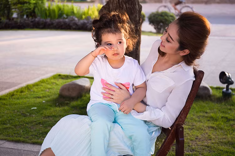 Gần đây, bé Na còn đắt show quảng cáo hơn cả mẹ. Sắp tới cả gia đình Jennifer Phạm cùng đi nước ngoài quay thêm quảng cáo cho các nhãn hàng. 