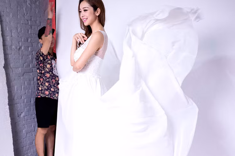 Dù đã mẹ của hai nhóc tì nhưng Hoa hậu châu Á tại Mỹ 2006 vẫn giữ được vóc dáng thon gọn. Cô được khen ngợi sở hữu nhan sắc ngày càng mặn mà, quyến rũ.