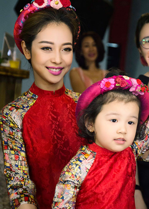 Xuất hiện trong một buổi quay quảng cáo mới đây, con gái Jennifer Phạm khiến nhiều người thích thú bởi vẻ dễ thương. 