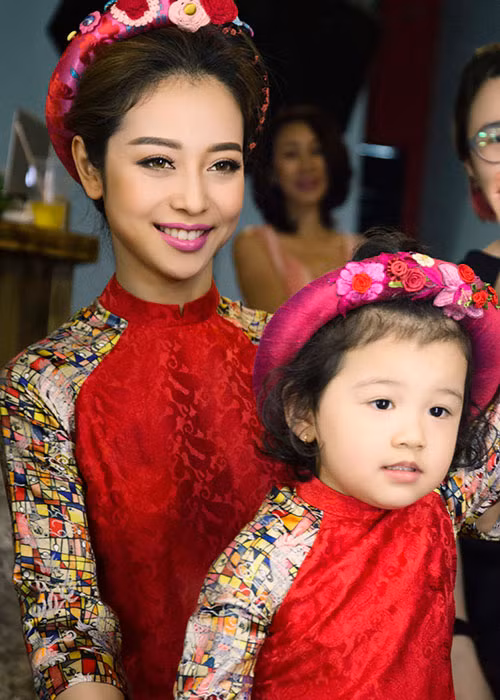 Xuất hiện trong một buổi quay quảng cáo mới đây, con gái Jennifer Phạm khiến nhiều người thích thú bởi vẻ dễ thương. 