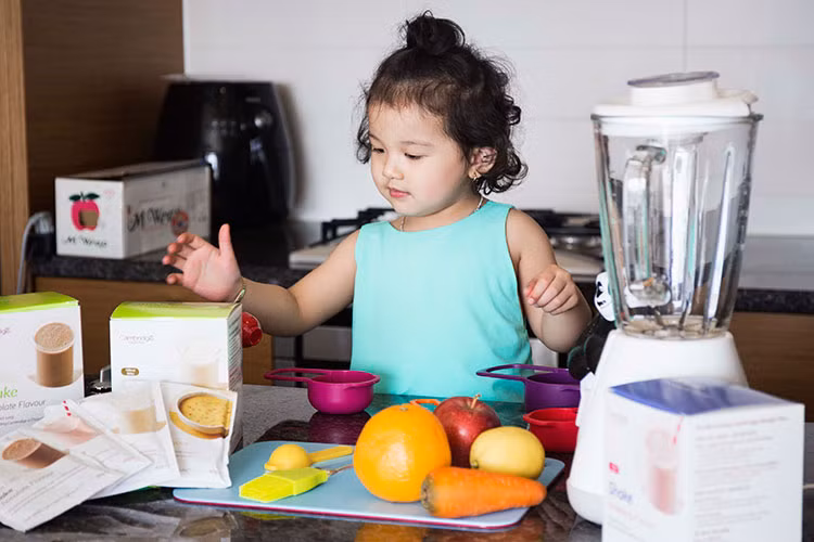 Cô nhóc 3 tuổi cũng thoải mái vui đùa không mệt mỏi làm ê-kíp làm việc cũng cảm thấy thích thú. 