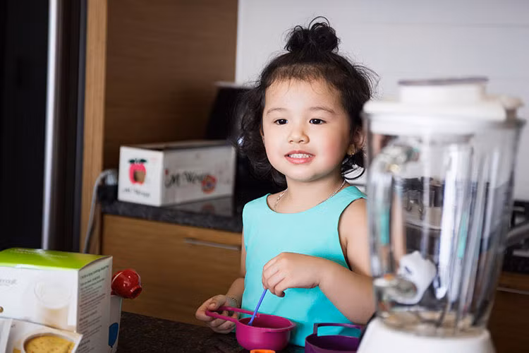 Dù còn nhỏ tuổi nhưng bé Na vô cùng tự tin khi đứng trước ống kính máy quay ghi hình cho buổi quảng cáo. 