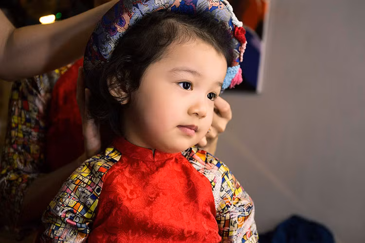 Bé Na càng lớn càng xinh xắn như thiên thần. Cô nhóc sở hữu khuôn mặt bầu bĩnh, đôi mắt tròn đen láy cùng mái tóc xoăn. 