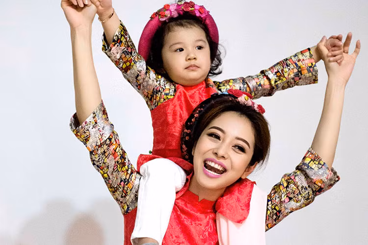 Hoa hậu Jennifer Phạm hạ sinh cô con gái thứ 2 vào năm 2013. Nhóc tì của người đẹp có tên ở nhà là Na. 