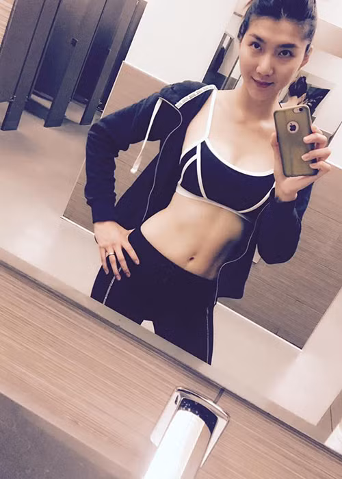 Tuy nhiên, nhờ chăm chỉ tập luyện, siêu mẫu 8x nhanh chóng có vòng eo săn chắc và thon gọn.