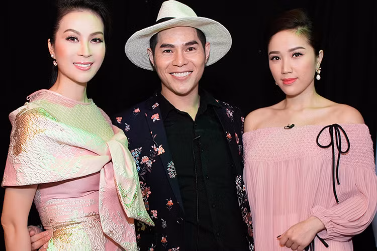  MC Thanh Mai (ngoài cùng bên trái) hiện đang làm giám khảo chính cho chương trình "Siêu mẫu nhí". Trong một buổi ghi hình gần đây, nữ MC ngồi "ghế nóng" cùng với giám khảo khách mời là ca sĩ Bảo Thy.