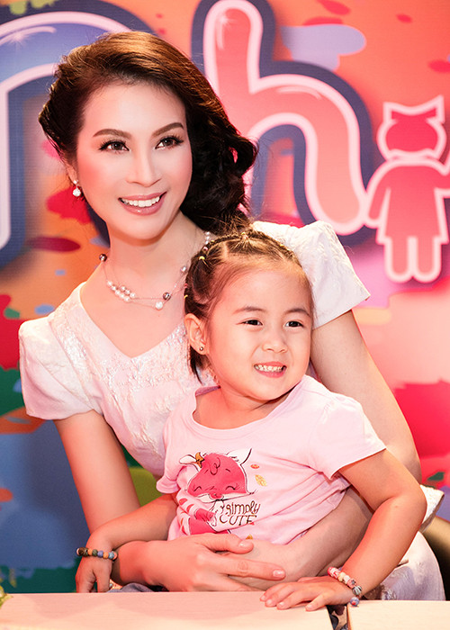 Từng đoạt giải tại các cuộc thi nhan sắc, làm người mẫu, đóng phim và biết múa, Á hậu Điện ảnh 1992 hội tụ những yếu tố cần thiết của một người "cầm cân nảy mực".