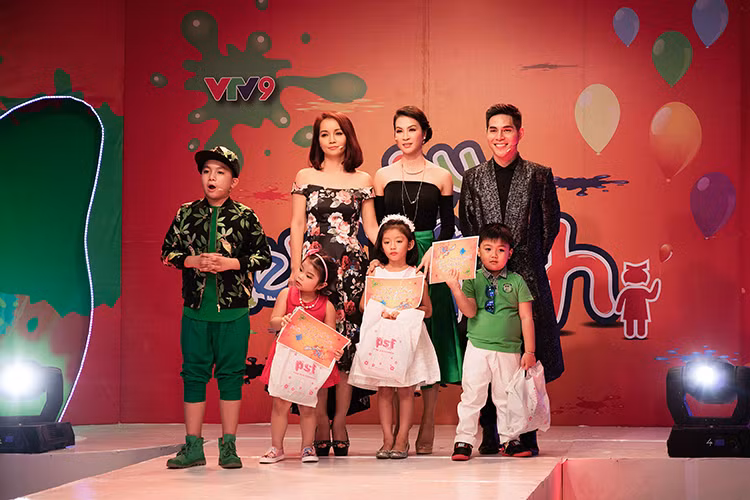 MC Thanh Mai chụp ảnh kỷ niệm cùng giám khảo khách mời của chương trình - diễn viên Mai Thu Huyền.