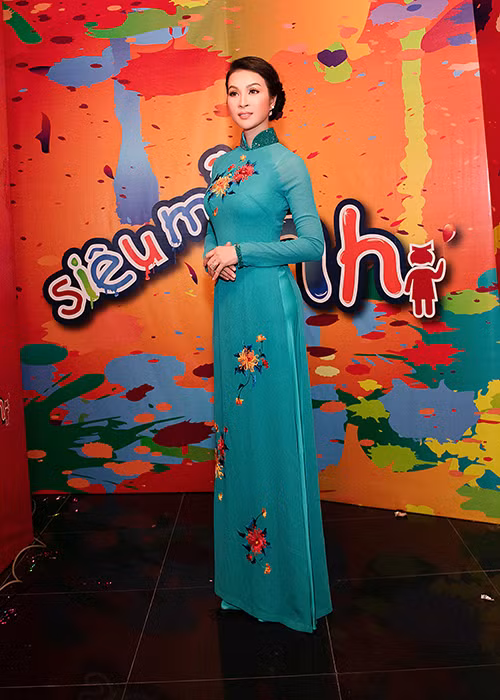 Thanh Mai duyên dáng trong mẫu áo dài của NTK Thuận Việt khi tiếp tục ghi hình cho chương trình "Siêu mẫu nhí".