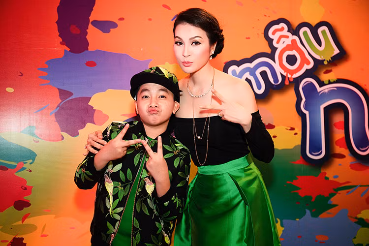 Nữ MC 43 tuổi khoe vẻ gợi cảm, sang trọng trong bộ đầm trễ vai.