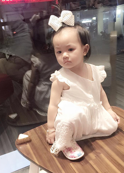 Bé Bồ Câu sở hữu gương mặt đáng yêu, đôi mắt to tròn. Vẻ dễ thương của cô nhóc đã “đốn tim” nhiều fan.