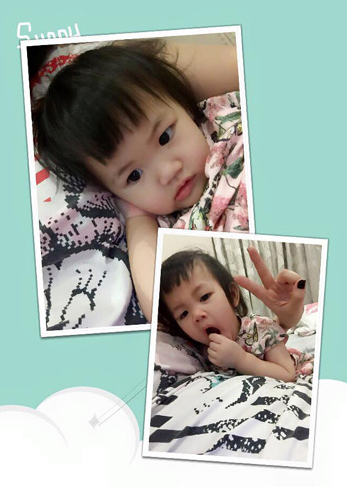 Con gái nữ ca sĩ “Em không cô đơn” ngáp ngủ rất dễ thương trong vòng tay của mẹ.