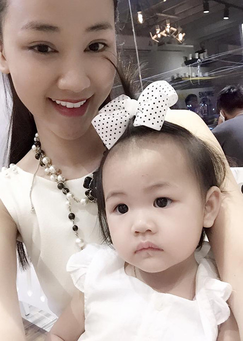 Bé Bồ Câu chính thức lộ diện trước công chúng khi bé được 7 tháng tuổi. Trước đó, con gái Maya luôn được mẹ giấu kĩ.