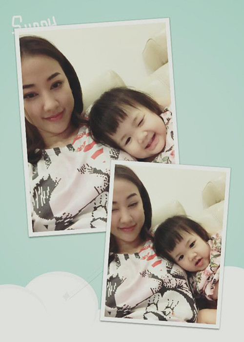 Bé Bồ Câu tạo dáng nhí nhảnh chụp ảnh cùng mẹ. Theo chia sẻ của Maya, dù còn nhỏ nhưng con gái đã biết làm điệu.