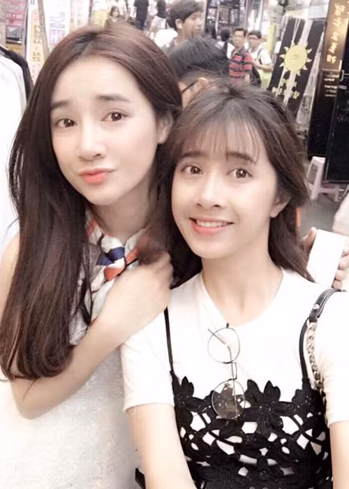 Phương Anh xinh đẹp và có nhiều nét giống chị. Em gái Nhã Phương cũng vừa tốt nghiệp Đại học Sân khấu Điện ảnh TP HCM.