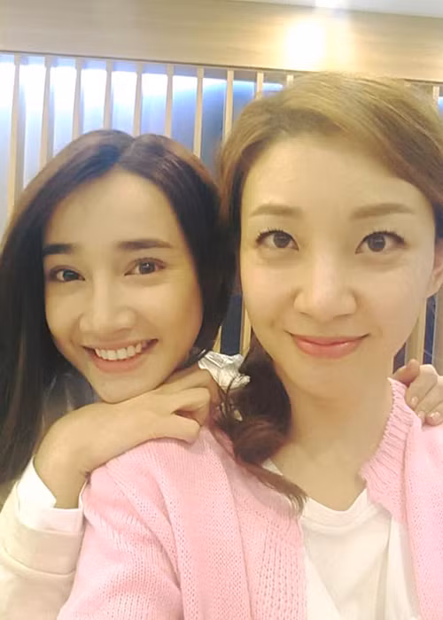 Nhã Phương khoe hình ảnh trẻ trung, xinh đẹp bên người đóng vai mẹ của bạn trai trong phim “Tuổi thanh xuân”.