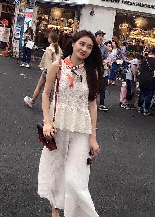 Trước khi bận rộn với những cảnh quay, nữ diễn viên sinh năm 1990 đã tranh thủ dạo chơi, khám phá Seoul.