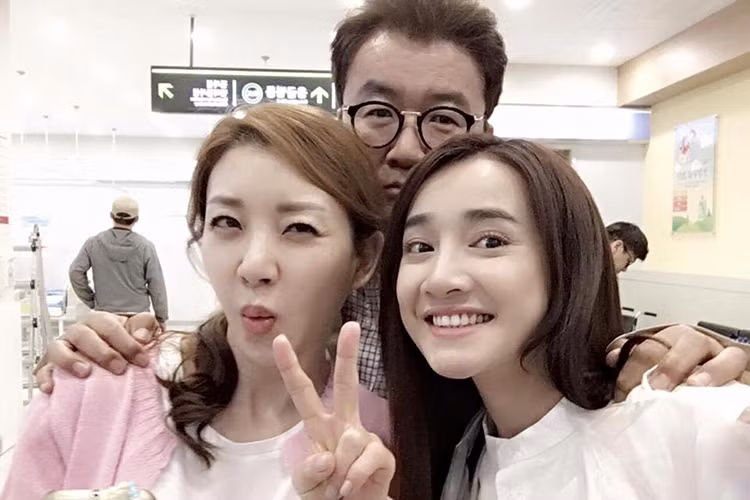 Ngoài hình ảnh thân thiết bên bạn trai màn ảnh, Nhã Phương còn đăng tải khoảnh khắc hạnh phúc khi gặp lại hai diễn viên người Hàn Quốc từng đóng chung phần 1 "Tuổi thanh xuân".