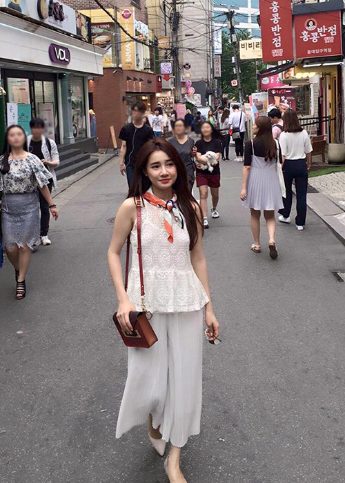 Nhã Phương thả dáng trên đường phố Hàn Quốc trong set đồ hợp thời trang.