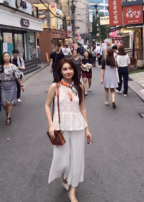 Nhã Phương thả dáng trên đường phố Hàn Quốc trong set đồ hợp thời trang.