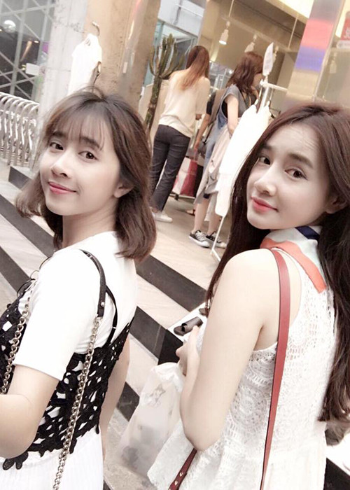 Trong chuyến sang Hàn Quốc quay phim, Nhã Phương còn dẫn theo cô em gái tên Phương Anh.