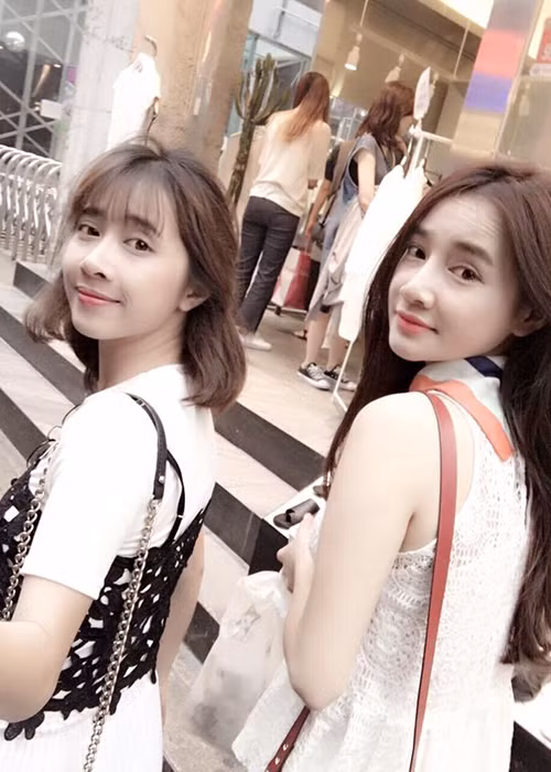 Trong chuyến sang Hàn Quốc quay phim, Nhã Phương còn dẫn theo cô em gái tên Phương Anh.