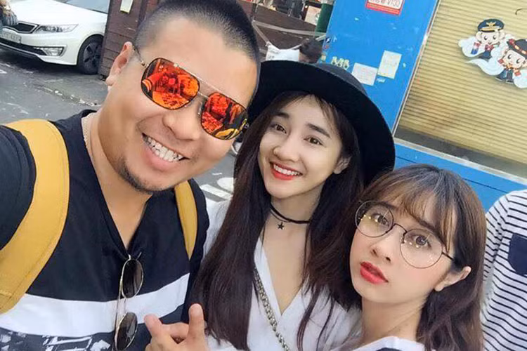 Chia sẻ hình ảnh bên cô em gái, Nhã Phương viết: "Có cô em gái bên cạnh nhiều khi cũng đỡ buồn khi đi quay ở Hàn Quốc”.