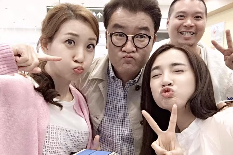 Bạn gái danh hài Trường Giang nhí nhảnh bên hai diễn viên xứ sở kim chi. Cả ba có mối quan hệ khá thân thiết.