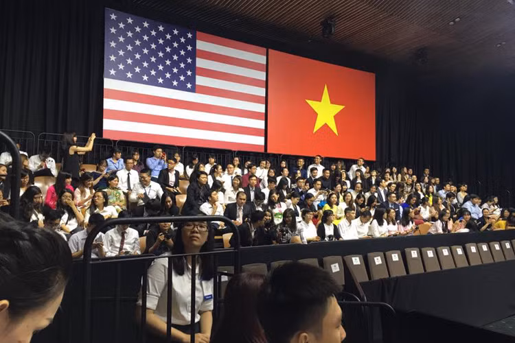 Khánh Thi khoe loạt ảnh sau khi đã ở bên trong hội trường chờ gặp ông Obama. (Ảnh: Facebook Khánh Thi)