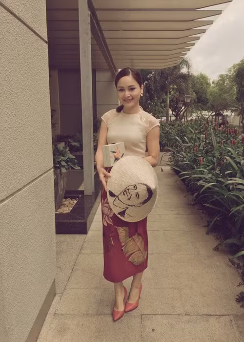 Ngoài Khánh Thi, Lan Phương cũng xuất hiện trong sự kiện. Nữ diễn viên chọn trang phục đậm chất dân tộc. (Ảnh: Facebook Lan Phương)