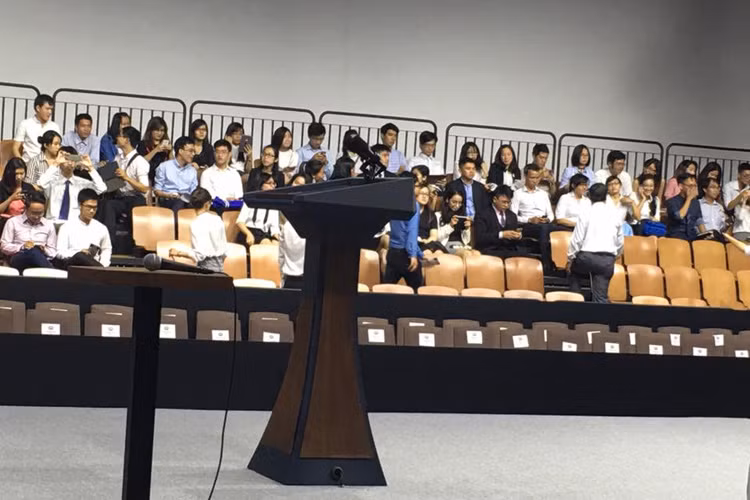 Không gian khán phòng nơi ông Obama gặp mặt và đối thoại với hàng trăm bạn trẻ. (Ảnh: Facebook Khánh Thi)