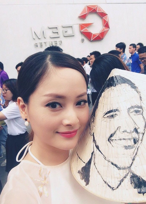 Ngoài ra, Lan Phương còn mang theo chiếc nón vẽ hình Tổng thống Obama do một người bạn vẽ để làm quà tặng kỷ niệm. (Ảnh: Facebook Lan Phương)