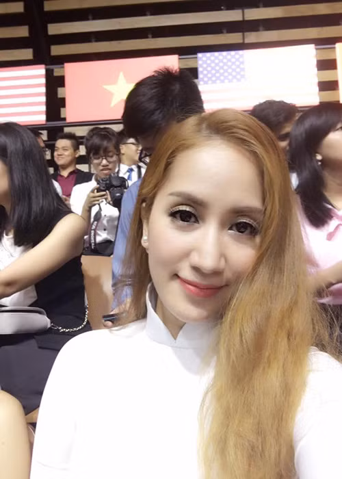 Bà mẹ một con chia sẻ, dù 8h30 mới mở cửa nhưng từ lúc 7h40 đã có rất đông các bạn trẻ đến đợi. (Ảnh: Facebook Khánh Thi)