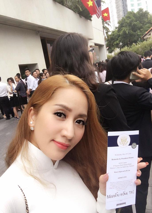 Sáng ngày 25/5, "nữ hoàng dancesport" Khánh Thi đã có mặt tại nơi diễn ra buổi gặp gỡ giữa Tổng thống Obama và các thành viên của nhóm Sáng kiến thủ lĩnh trẻ Đông Nam Á tại TP HCM. (Ảnh: Facebook Khánh Thi)