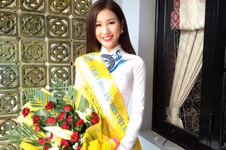 Với thành tích đạt được tại Hoa hậu Biển Việt Nam 2016, Bảo Như rất hạnh phúc bởi sau những lần thất bại tại các cuộc thi nhan sắc cô đã gặt hái thành công. (Ảnh: Facebook Bảo Như)